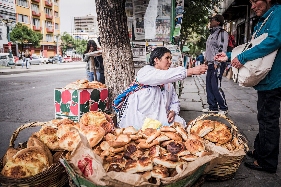 Straßenstand mit Brotverkauf in La Paz, Departement La Paz, Bolivien