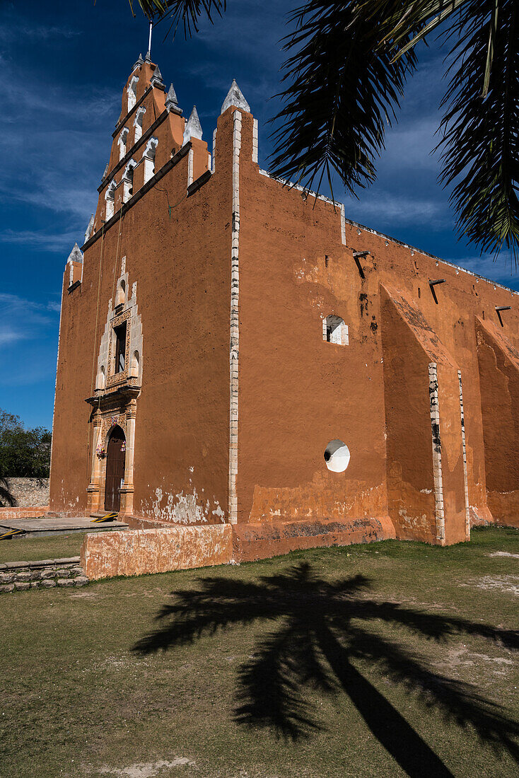 Die spanische Kolonialkirche der Jungfrau von der Himmelfahrt oder La Virgen de la Asuncion wurde 1756 fertiggestellt und ersetzte eine ältere Kirche in der Maya-Stadt Mama, Yucatan, Mexiko.