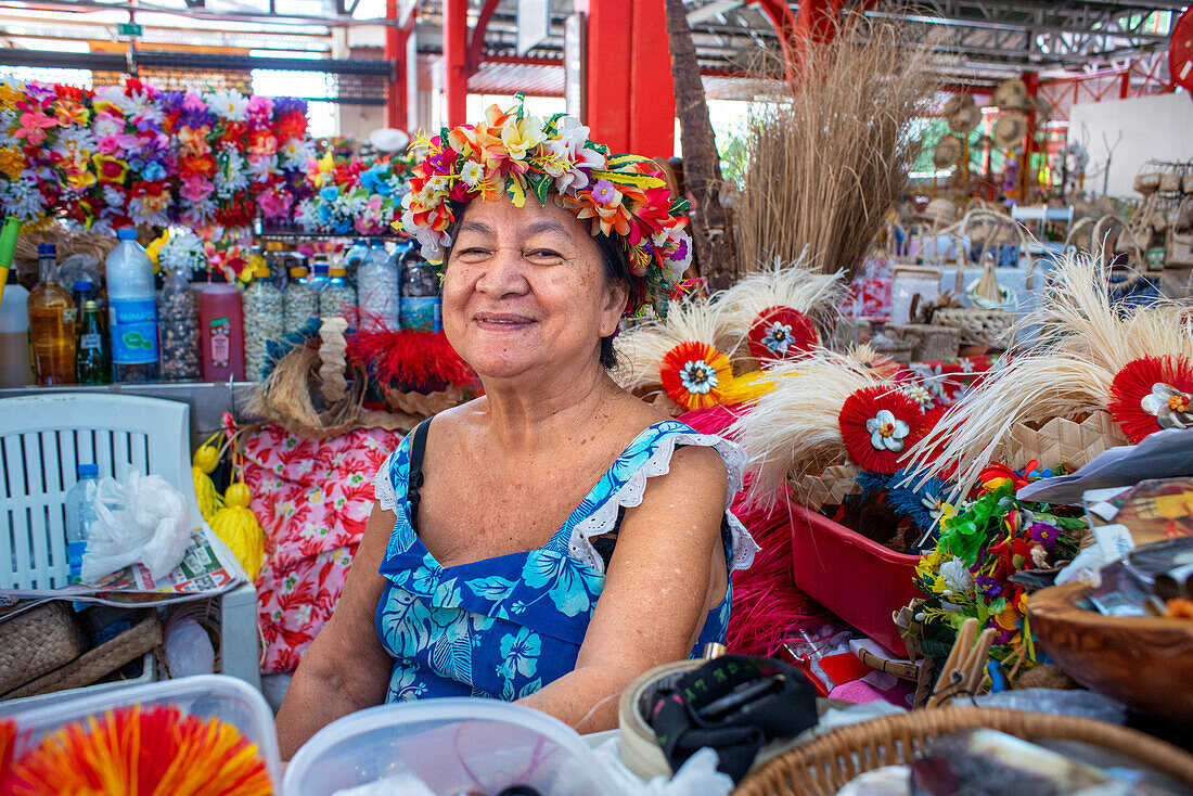 Souvenirstand auf dem überdachten Markt der Stadt Papeete, Papeete, Tahiti, Französisch-Polynesien, Tahiti Nui, Gesellschaftsinseln, Französisch-Polynesien, Südpazifik.