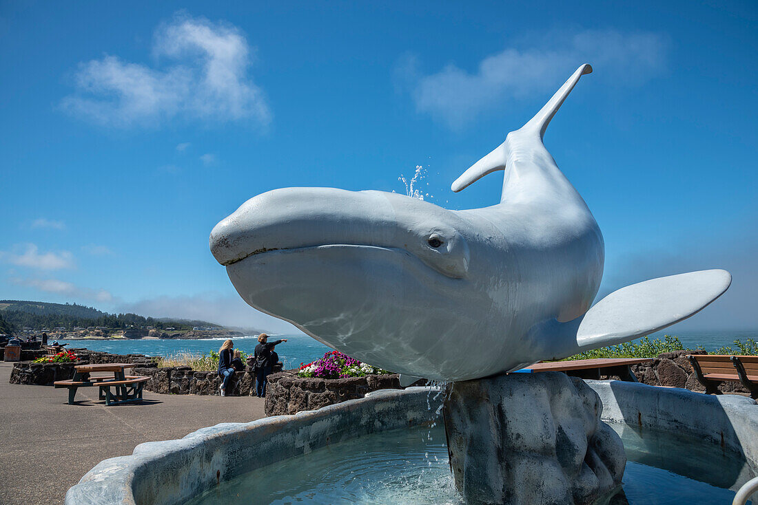 Wal-Skulptur und Springbrunnen am Ufer der Depoe Bay, Oregon Coast.