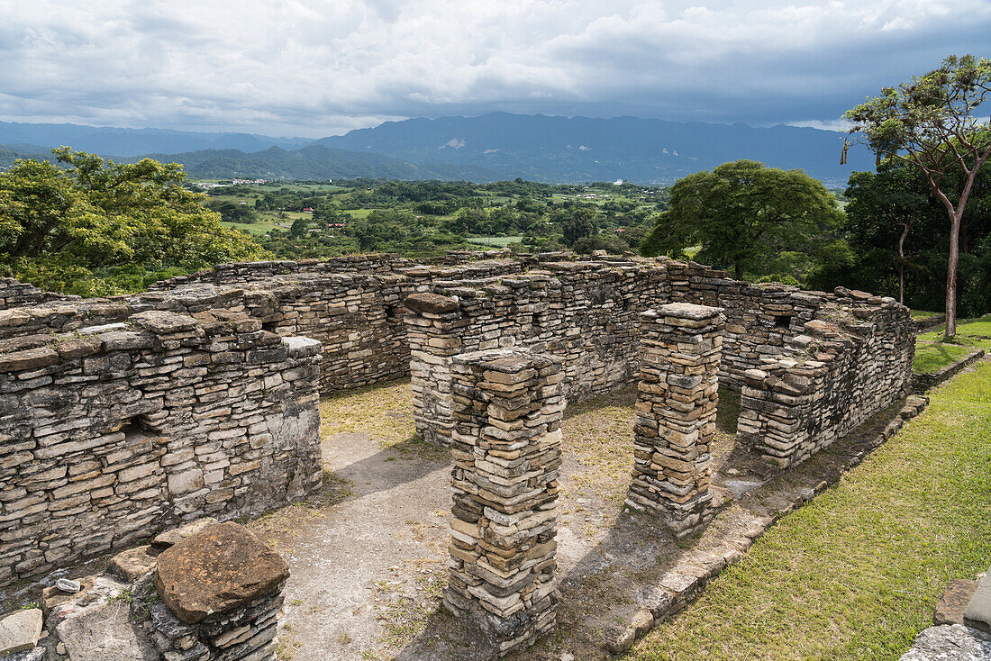 Die Akropolis von Tonina ist auf sieben Terrassen oberhalb des Hauptplatzes erbaut und erreicht eine Höhe von 74 Metern (243 Fuß). Die Ruinen der Maya-Stadt Tonina, in der Nähe von Ocosingo, Mexiko. Blick über das Ocosingo-Tal.