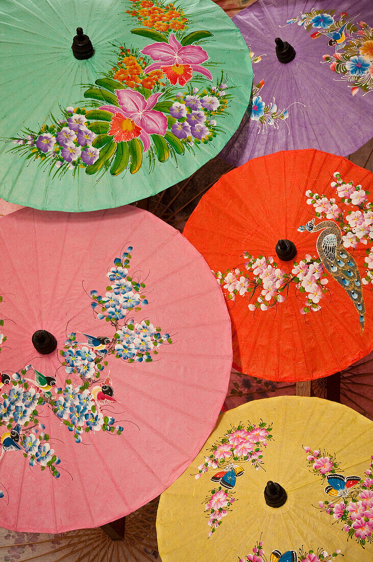 Handbemalte Papierregenschirme in der Umbrella Factory in Chiang Mai, Thailand.