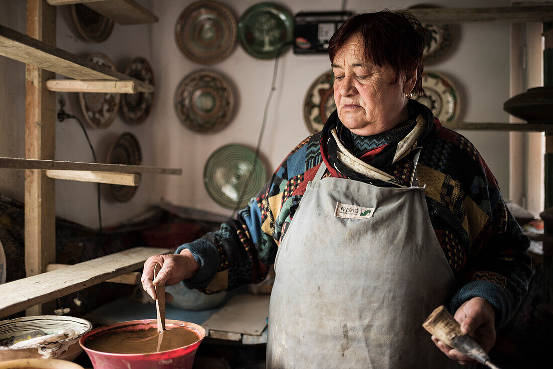 Frau bei der Herstellung von Horezu-Keramik, einer einzigartigen Art rumänischer Keramik, UNESCO-Kulturerbe, Walachei, Rumänien