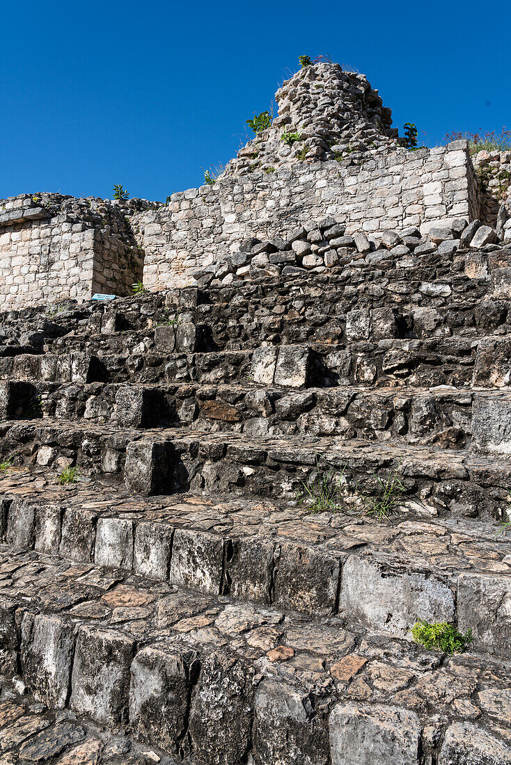 Die Treppe zu einer der teilweise restaurierten Ruinen der Zwillingstempel auf der Spitze von Struktur 17 in den Ruinen der prähispanischen Maya-Stadt Ek Balam in Yucatan, Mexiko.