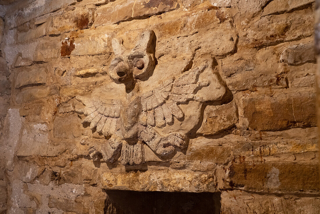 Stuckfries in Form einer Eule in Grab 1, der Krypta von Lord Nine Flower, in den Ruinen der Zapotekenstadt Zaachila im Zentraltal von Oaxaca, Mexiko.