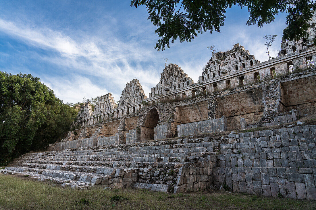 Das Taubenhaus oder die Taubenhausgruppe in der Maya-Stadt Uxmal in Yucatan, Mexiko. Die prähispanische Stadt Uxmal gehört zum UNESCO-Weltkulturerbe.
