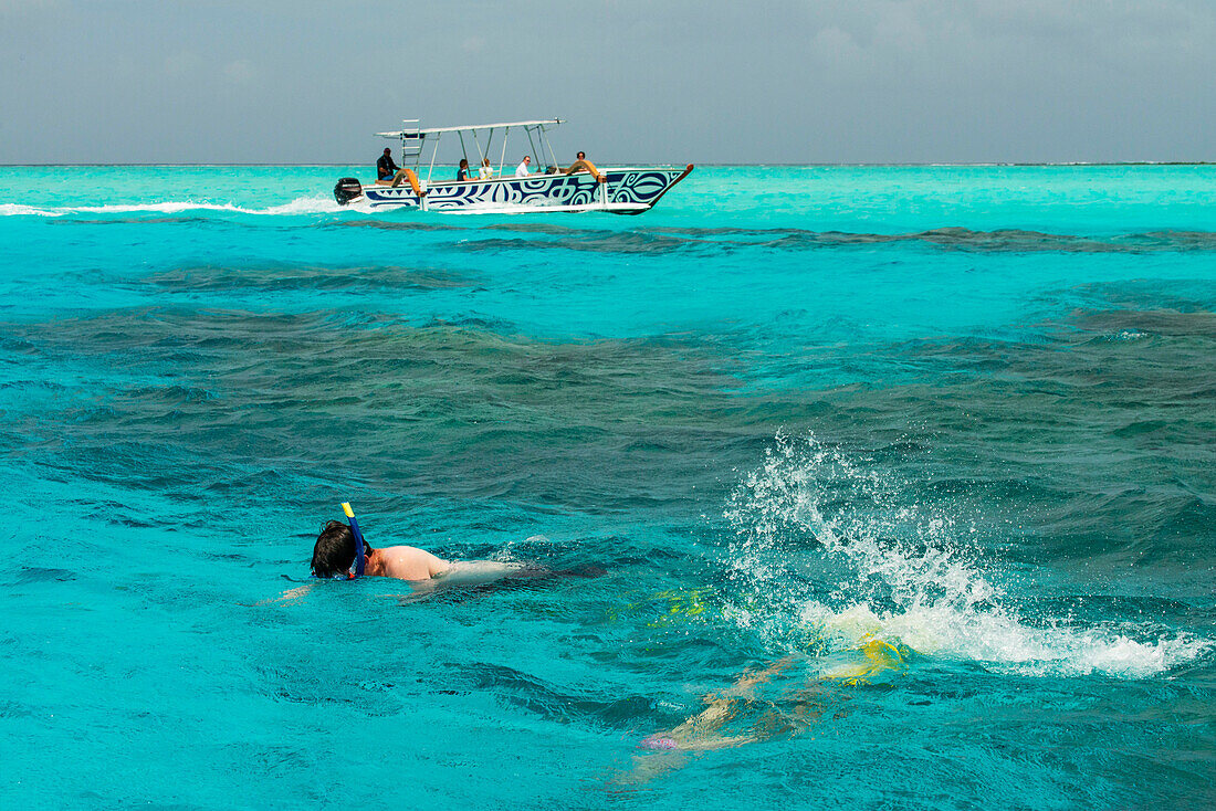 Ein Auslegerboot, das für Riffausflüge in Bora Bora, Französisch-Polynesien, Gesellschaftsinsel, verwendet wird.