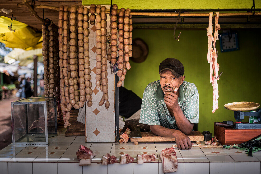 Fleischer auf dem Markt von Ambatolampy im zentralen Hochland von Madagaskar