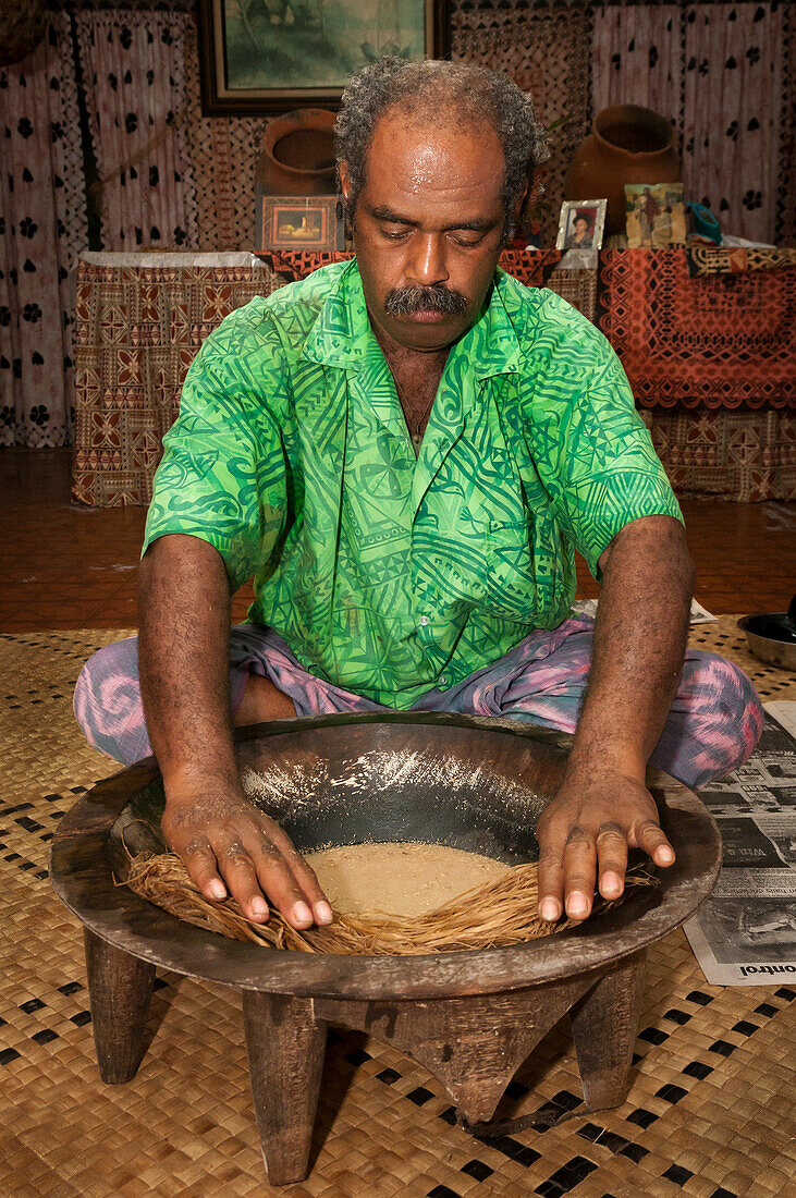 Tui Talili bei der Zubereitung von Kava für Gäste in Bulou's Eco Lodge, Navala Village, Viti Levu Island, Fidschi.