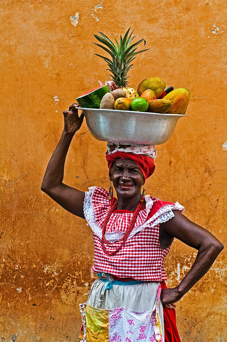 Palenquera-Frau verkauft Früchte in Cartagena, Kolumbien. Palenqueras sind eine einzigartige afrikanischstämmige ethnische Gruppe im Norden Südamerikas.