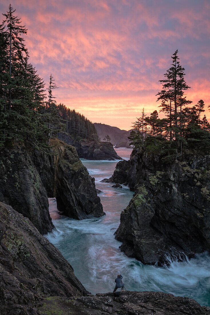 Photographer Marc Muench photographing sunrise at Natural Bridges State Wayside, Southern Oregon Coast.