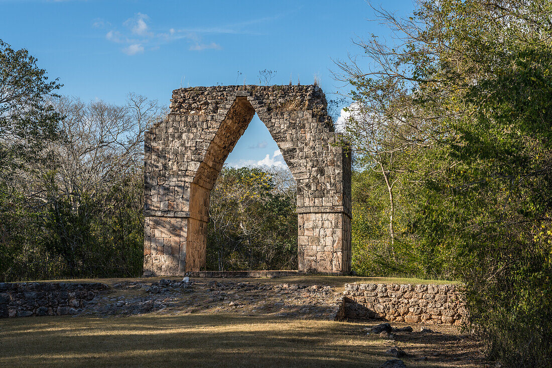 Das Torbogen-Tor zu den prähispanischen Maya-Ruinen von Kabah ist Teil des UNESCO-Welterbezentrums der prähispanischen Stadt Uxmal in Yucatan, Mexiko. Das Tor wurde im frühen Puuc-Stil erbaut.