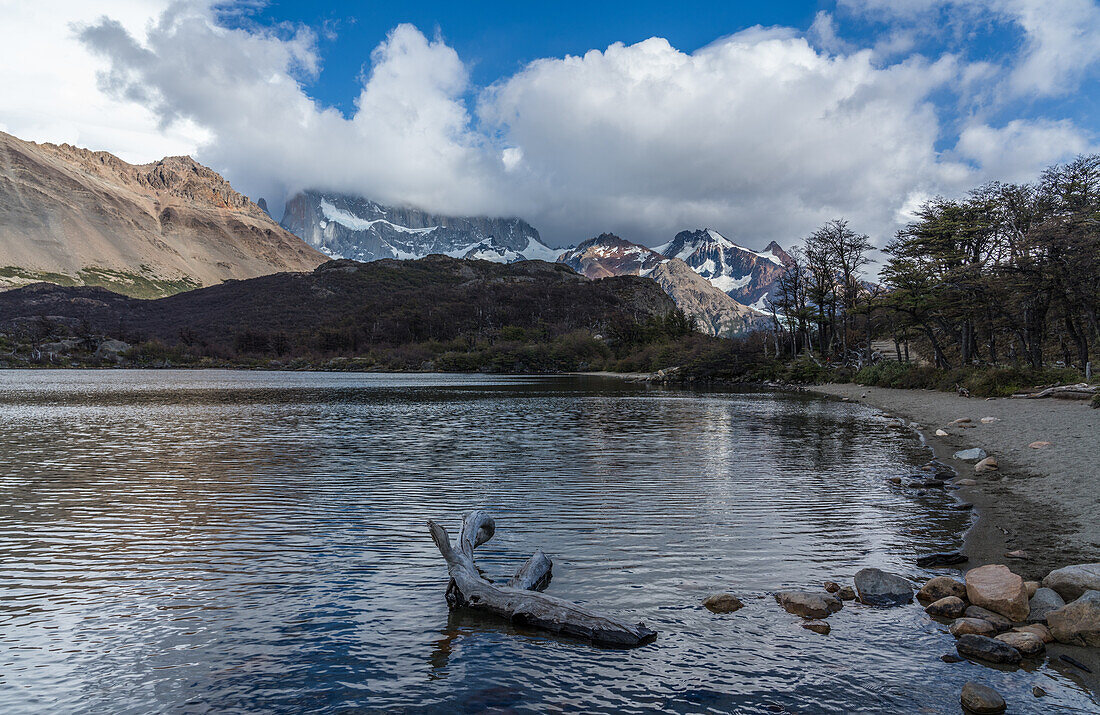 Lago Capri im Los-Glaciares-Nationalpark bei El Chalten, Argentinien. Ein UNESCO-Weltnaturerbe in der Region Patagonien in Südamerika. Der Berg Fitz Roy ist in den Wolken auf der anderen Seite des Sees versteckt.