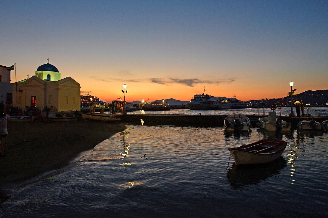 Boote und Agios Nikolakis (Sankt Nikolaus) bei Nacht in Mykonos-Stadt, Griechenland