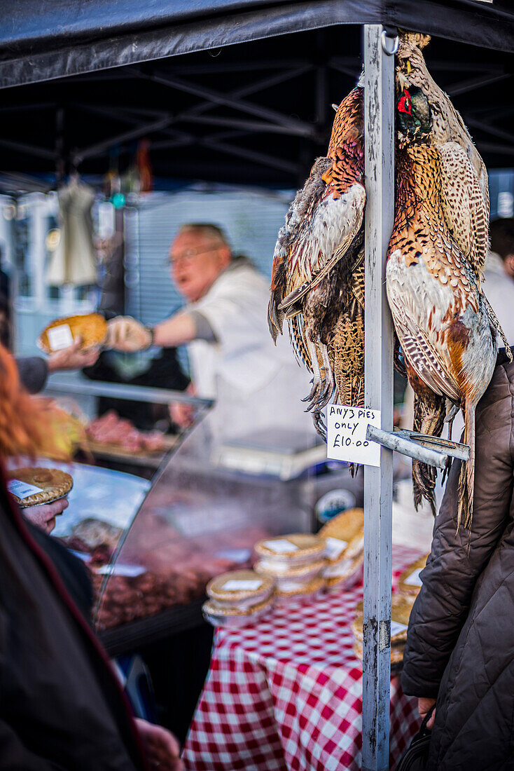 Fasane und Pasteten zum Verkauf auf dem Borough Market, London Borough of Southwark, London, England, Vereinigtes Königreich