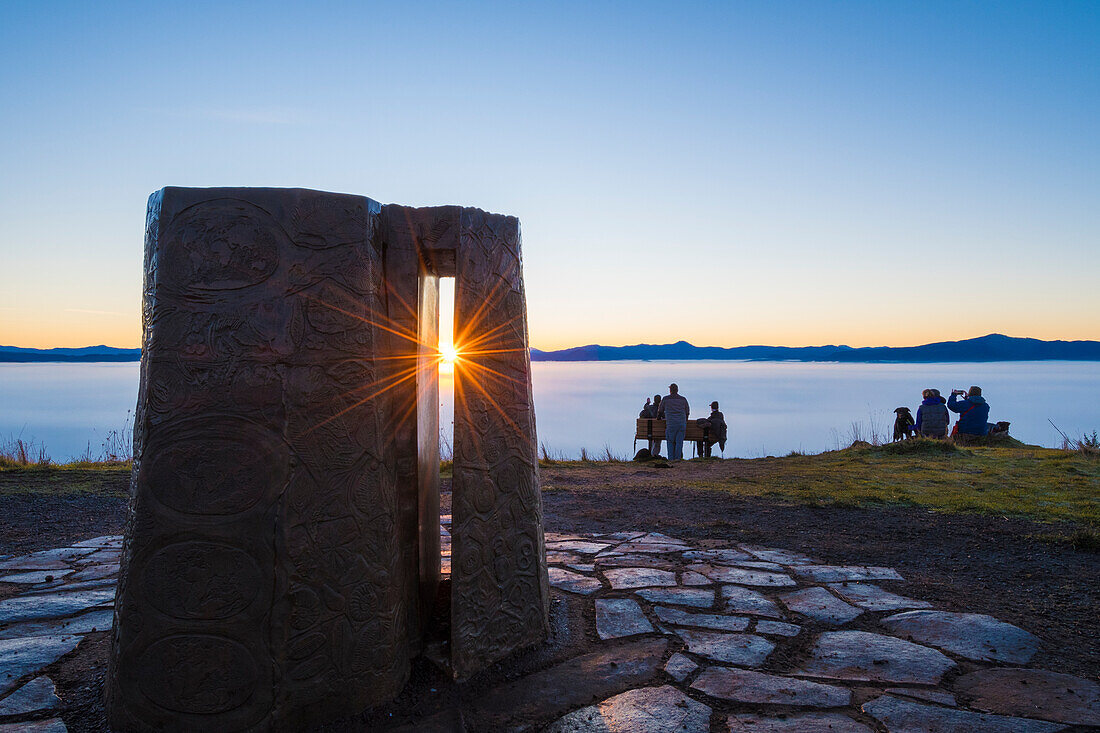 Sonnenaufgang zu Neujahr und das Kesey-Denkmal auf dem Gipfel des Mount Pisgah; Howard Buford Recreation Area, Eugene, Oregon. Das vom Bildhauer Pete Melzer geschaffene Denkmal hat Schlitze, die auf die Winter- und Sommersonnenwende ausgerichtet sind.