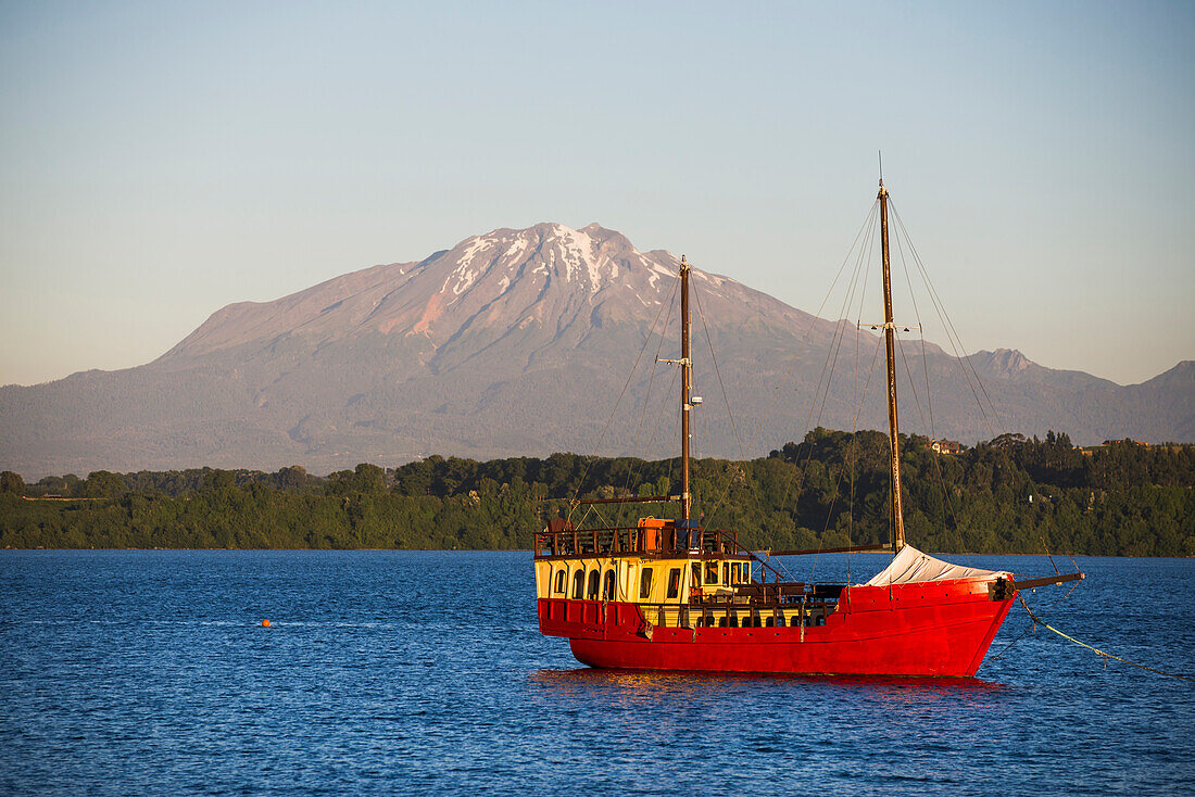 Traditionelles Segelschiff Capitan Haase auf dem Llanquihue-See mit dem Vulkan Calbuco im Hintergrund, Puerto Varas, Chile Seengebiet