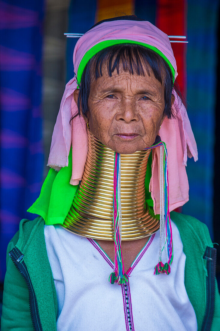 Porträt einer Frau vom Stamm der Kayan im Staat Kayan in Myanmar