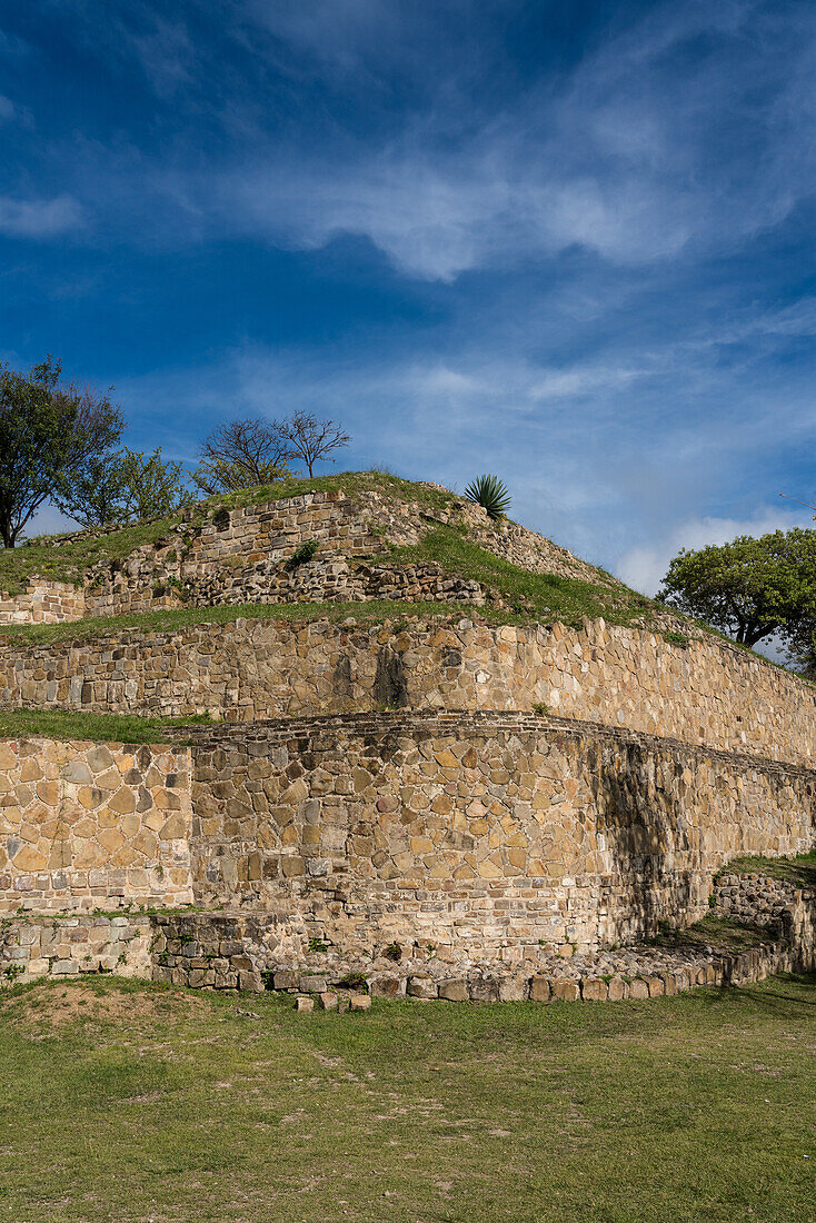 Ungewöhnlich abgerundete Ecken an der Wand der Nordplattform in den Ruinen der zapotekischen Stadt Monte Alban, einer UNESCO-Welterbestätte in Oaxaca, Mexiko.