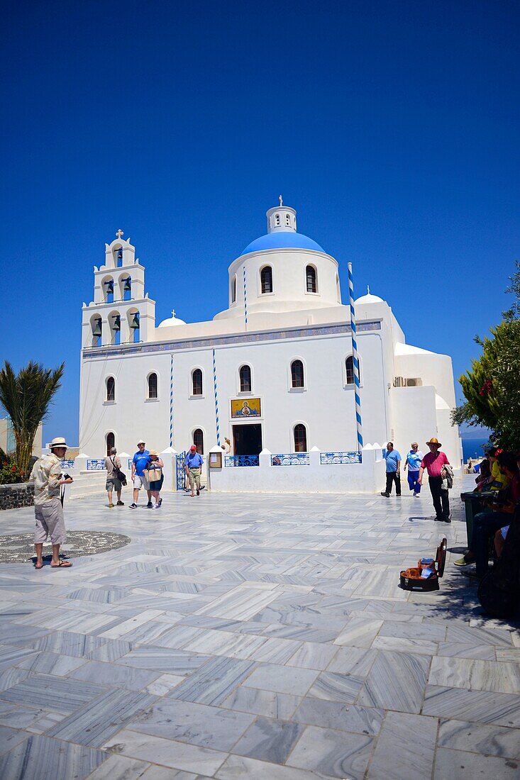 Der Hauptplatz von Oia, auch bekannt als Nicolaou-Nomikou-Platz, mit der griechisch-orthodoxen Kirche Panagia von Platsiani, Santorin.