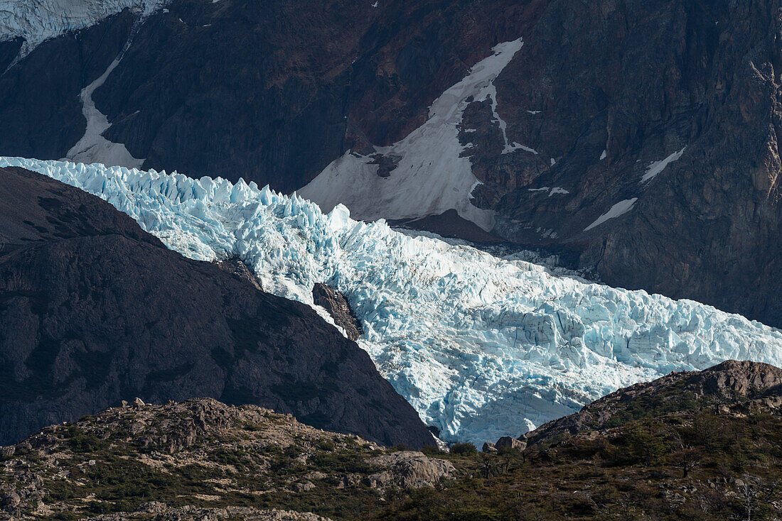 Sonnenlicht auf dem Piedras-Blancas-Gletscher am Fuße des Cerro Electrico im Los-Glaciares-Nationalpark bei El Chalten, Argentinien. Ein UNESCO-Weltnaturerbe in der Region Patagonien in Südamerika.