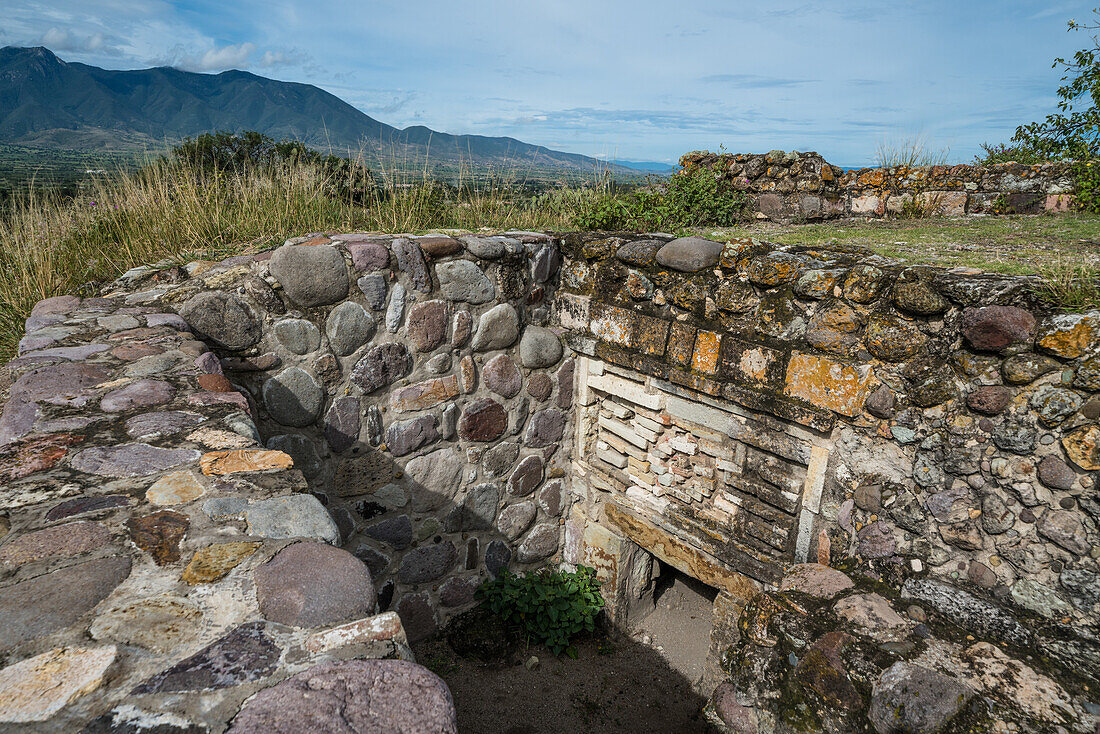 Eines der beiden Gräber südlich von Patio 1 in den Ruinen der zapotekischen Stadt Yagul. Beachten Sie die steinerne Laubsägearbeit über dem Eingang des Grabes. Yagul, Oaxaca, Mexiko.