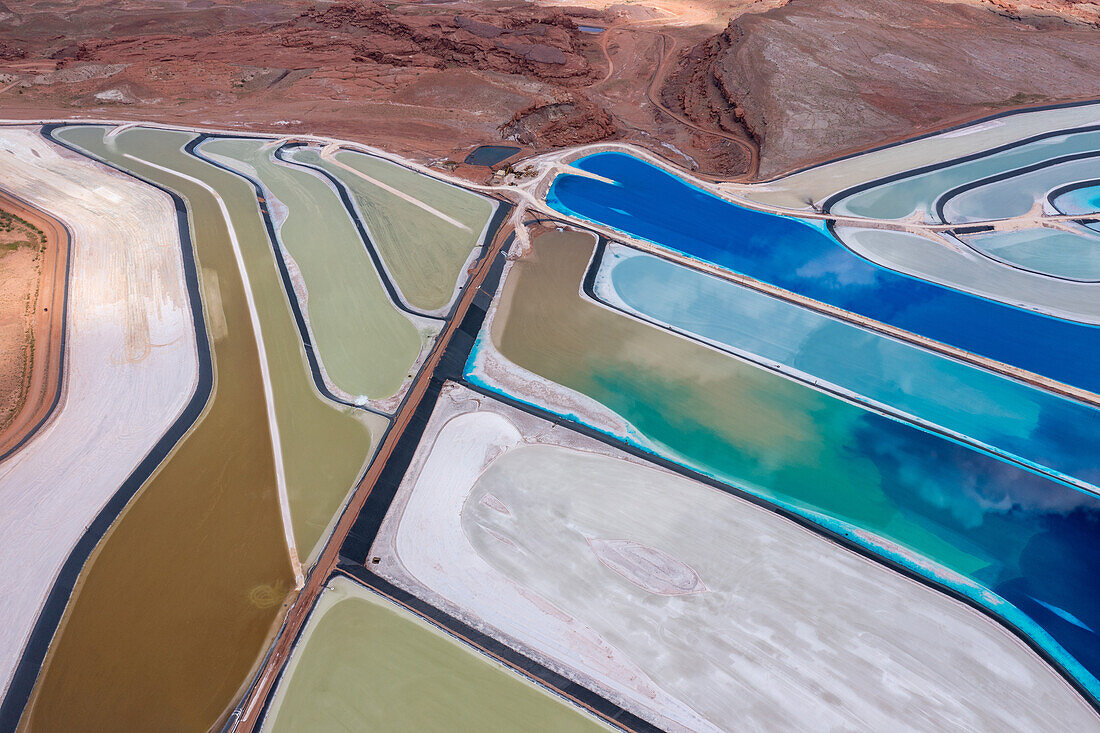 Verdunstungsteiche in einer Kali-Mine, in der Kali im Lösungsbergbau in der Nähe von Moab, Utah, gewonnen wird. Um die Verdunstung zu beschleunigen, wird blauer Farbstoff hinzugefügt.