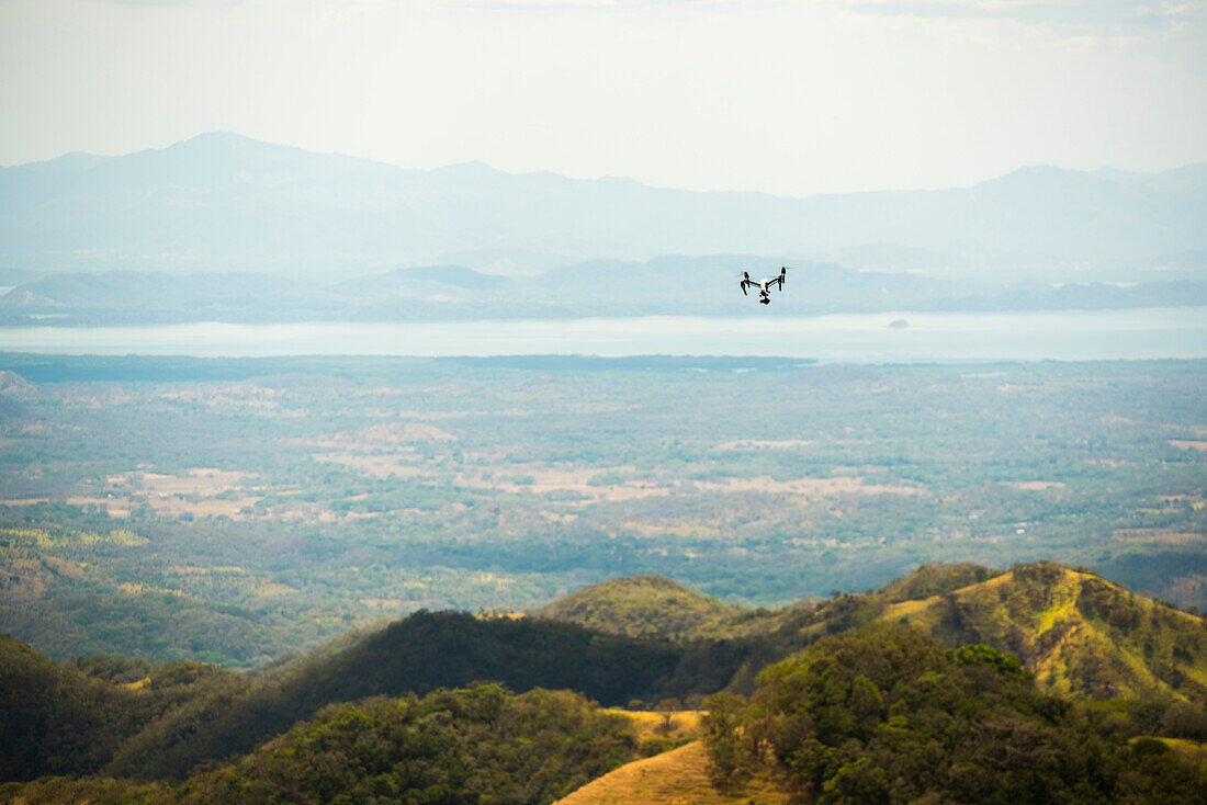 Drohnenflug über das Monteverde-Nebelwaldreservat, Puntarenas, Costa Rica, Mittelamerika