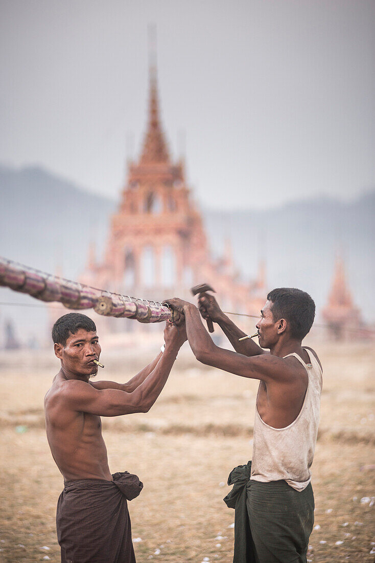 Mrauk U feuert eine Rakete auf den Sarg eines Mönchs beim Dung Bwe Festival, Rakhine State, Myanmar (Burma)