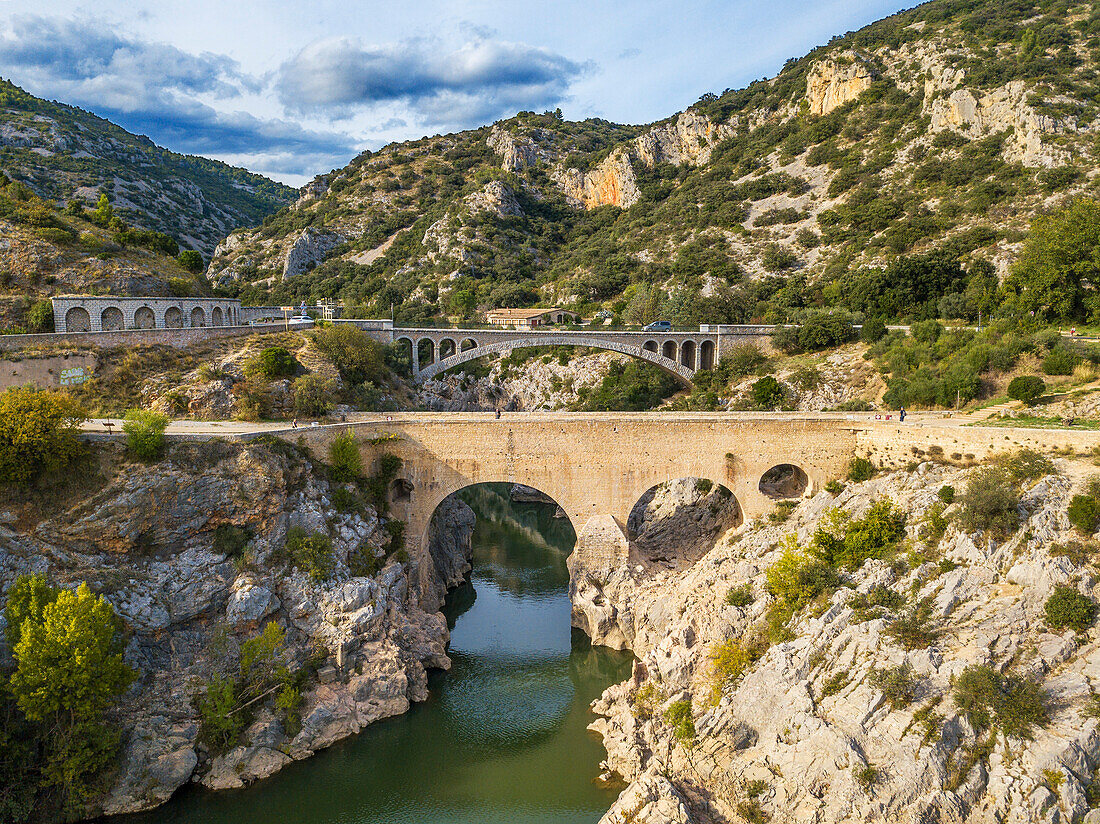 Pont du Diable, die Teufelsbrücke, über den Fluss Hérault, bei Saint Guilhem le Désert, Hérault, Languedoc Roussillon. Saint Jean de Fos, die Pont du Diable über den Fluss Herault auf dem Jakobsweg, von der UNESCO zum Weltkulturerbe erklärt, Herault, Frankreich.