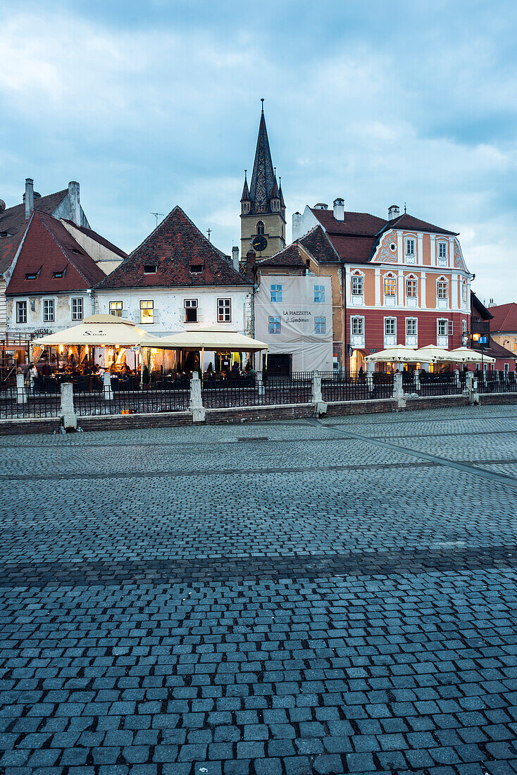 Die evangelische Kathedrale der Heiligen Maria, eine gotische Kirche in Sibiu bei Nacht, Siebenbürgen, Rumänien