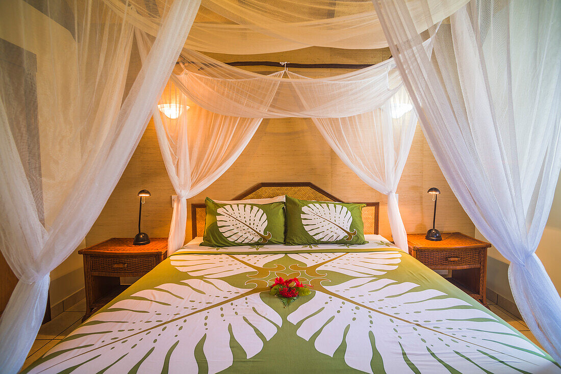 Himmelbett in einem Schlafzimmer in einer Luxusvilla und Hotelunterkunft, Titikaveka, Rarotonga, Cookinseln, Südpazifik