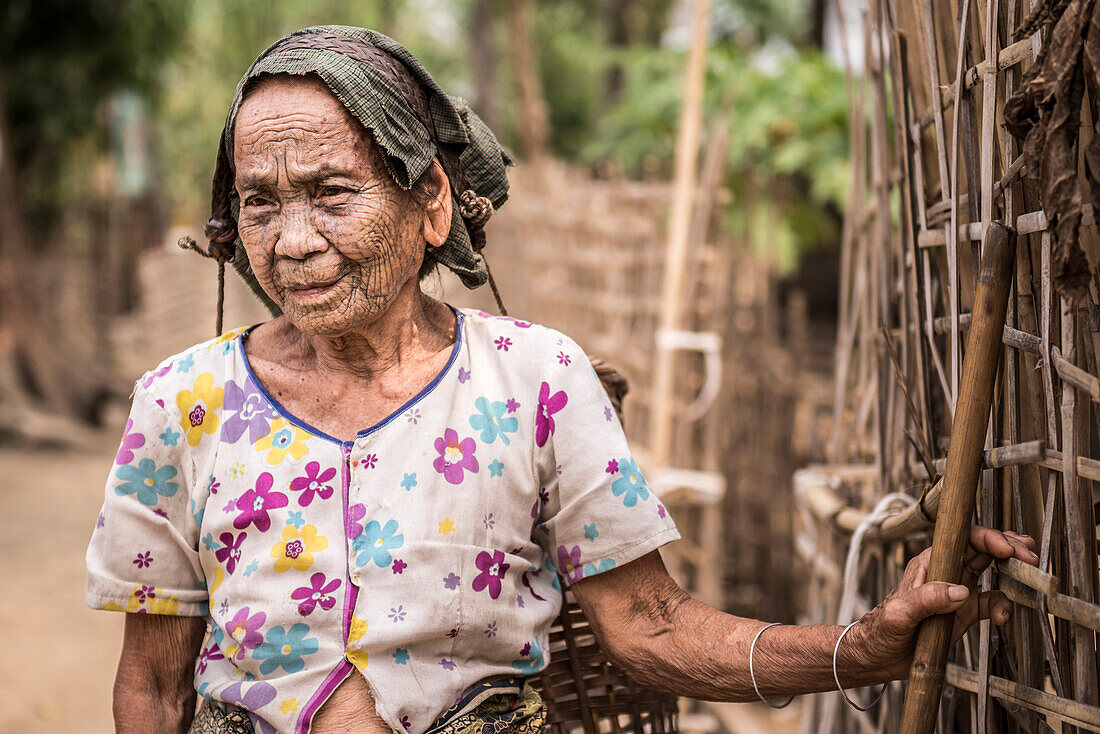 Tätowierte Frau in einem Dorf des Chin-Stammes, Chin State, Myanmar (Birma)