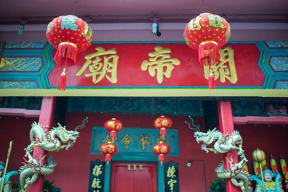 Chinesische Laternen an einem Tempel in Chinatown bei Nacht, Kuala Lumpur, Malaysia