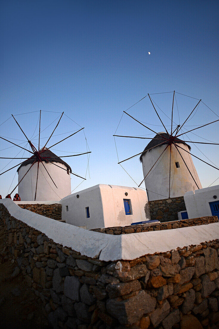 Traditionelle Windmühlen (Kato Milli) bei Sonnenuntergang in Mykonos-Stadt, Griechenland