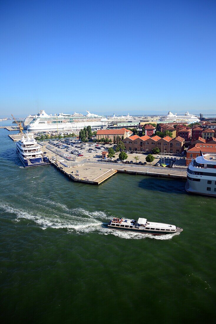 Ankunft eines Kreuzfahrtschiffs im Hafen von Venedig, San Basilio Maritime Station, Venedig, Italien