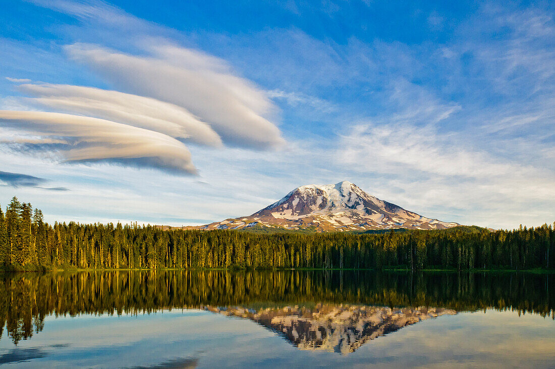 Mount Adams vom Takhlakh Lake aus gesehen, mit linsenförmigen Wolken am Himmel; Gifford Pinchot National Forest, Washington.