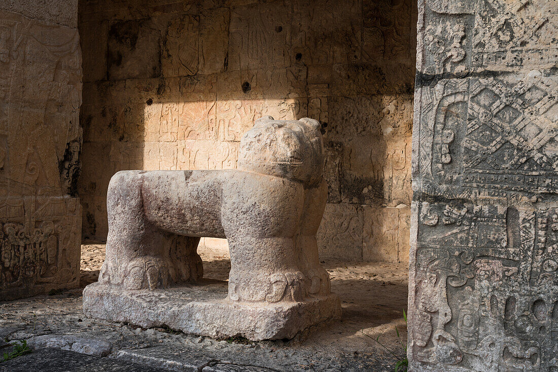 Der Tempel des Jaguars in den Ruinen der großen Maya-Stadt Chichen Itza, Yucatan, Mexiko. Die prähispanische Stadt Chichen-Itza gehört zum UNESCO-Weltkulturerbe.