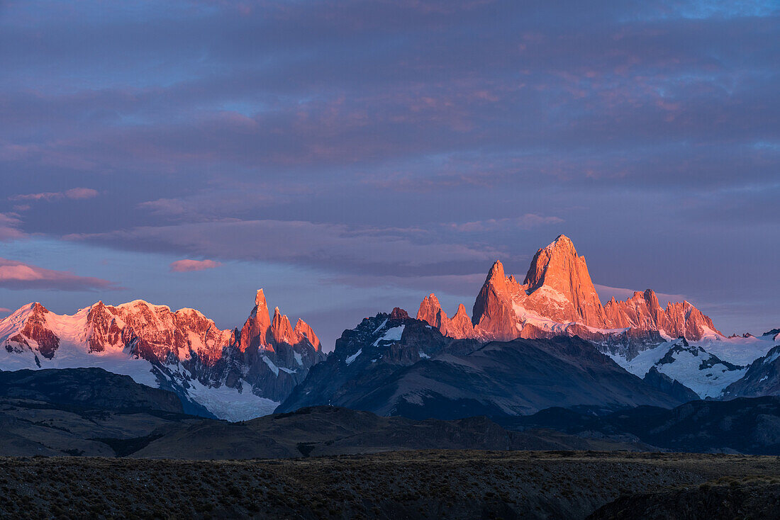 Das erste Licht auf dem Berg Fitz Roy und dem Cerro Torre im Nationalpark Los Glaciares in der Nähe von El Chalten, Argentinien. Eine UNESCO-Welterbestätte in der Region Patagonien in Südamerika.