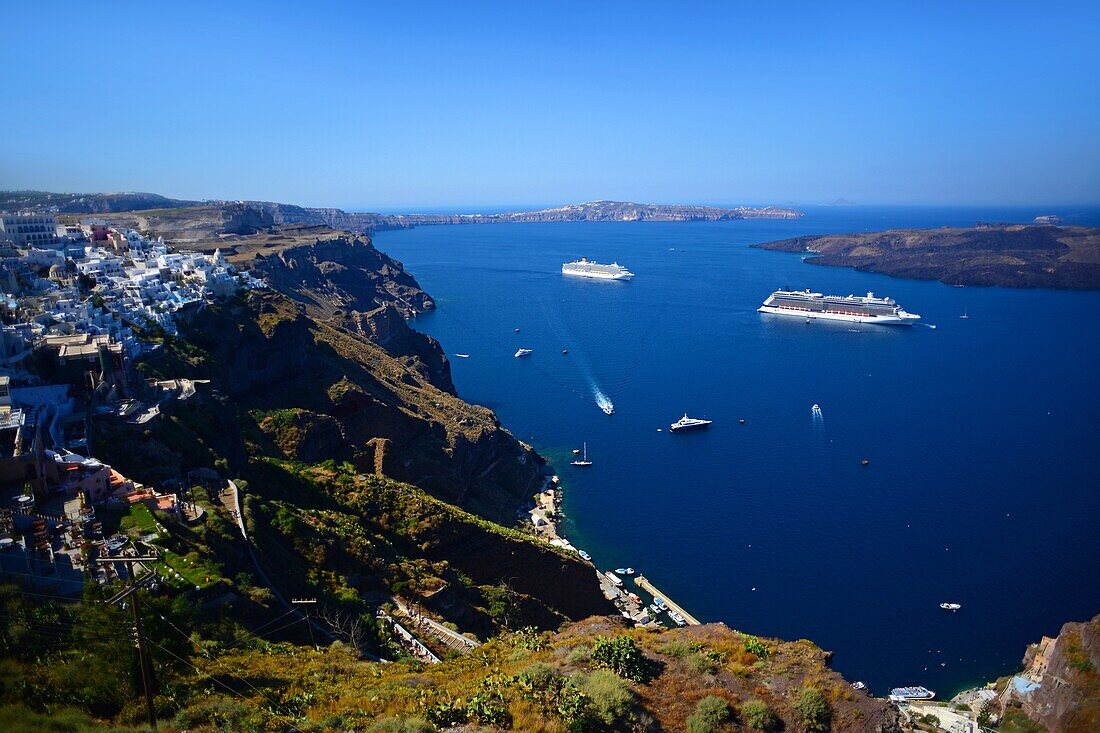 Blick auf das Meer und die Kreuzfahrtschiffe von Santorin aus