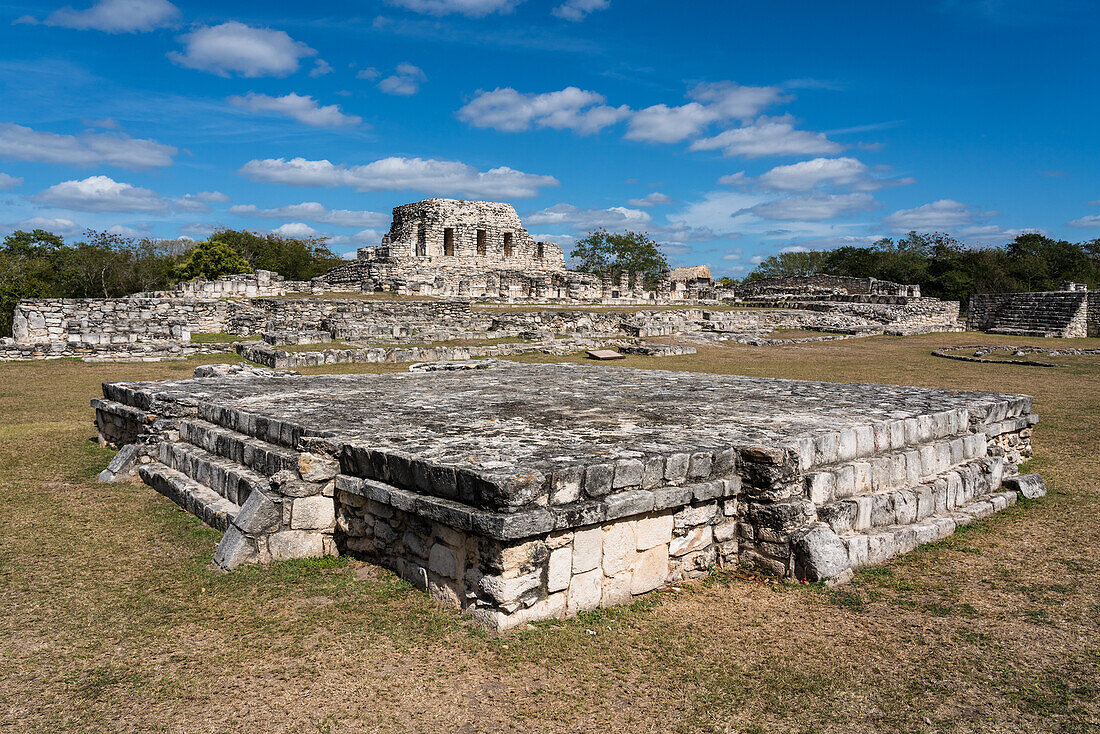 Eine zeremonielle Plattform und der Tempel der bemalten Nischen in den Ruinen der postklassischen Maya-Stadt Mayapan, Yucatan, Mexiko.