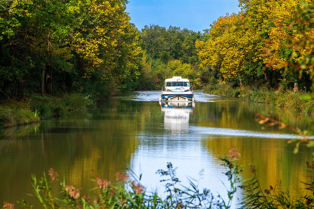 The Canal du Midi, near Carcassonne, French department of Aude, Occitanie Region, Languedoc-Rousillon France. Boats moored on the tree lined canal. The Herminis lock or Herminis ecluse.