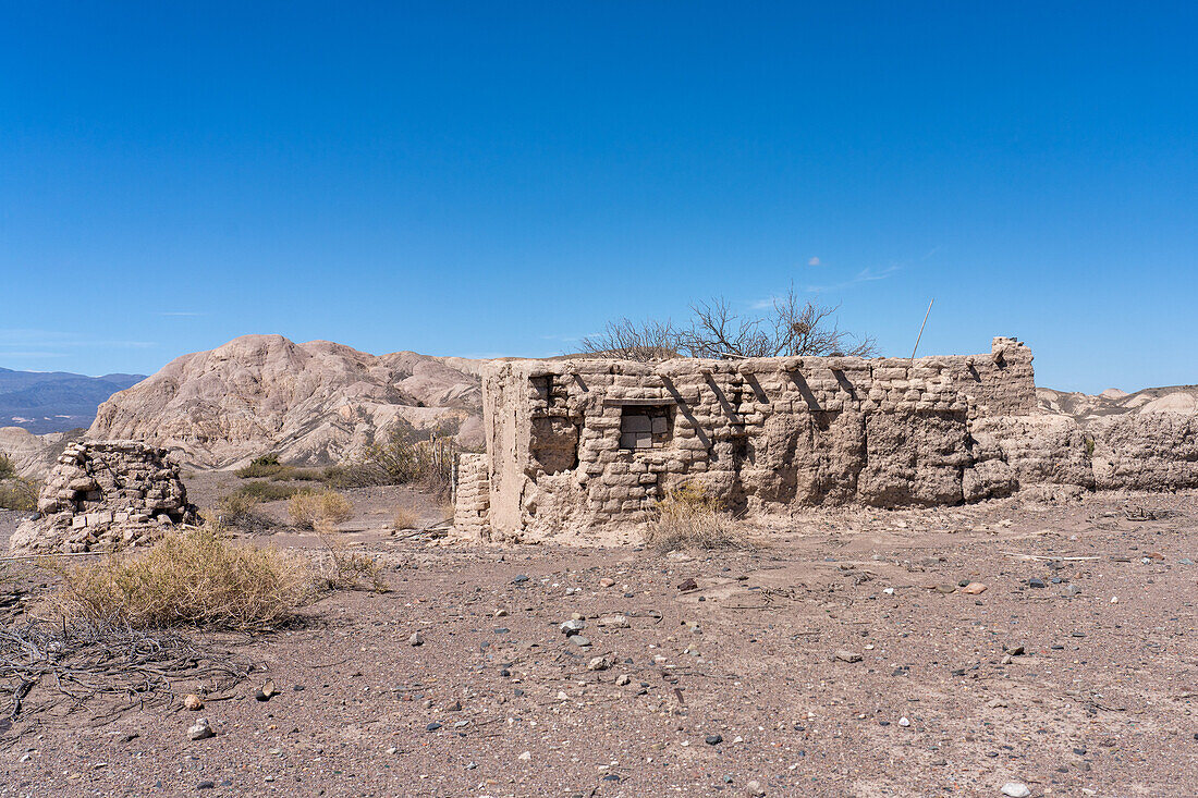Ruinen einer verlassenen Lehmziegel-Hacienda in der Nähe von Rodeo, Provinz San Juan, Argentinien.