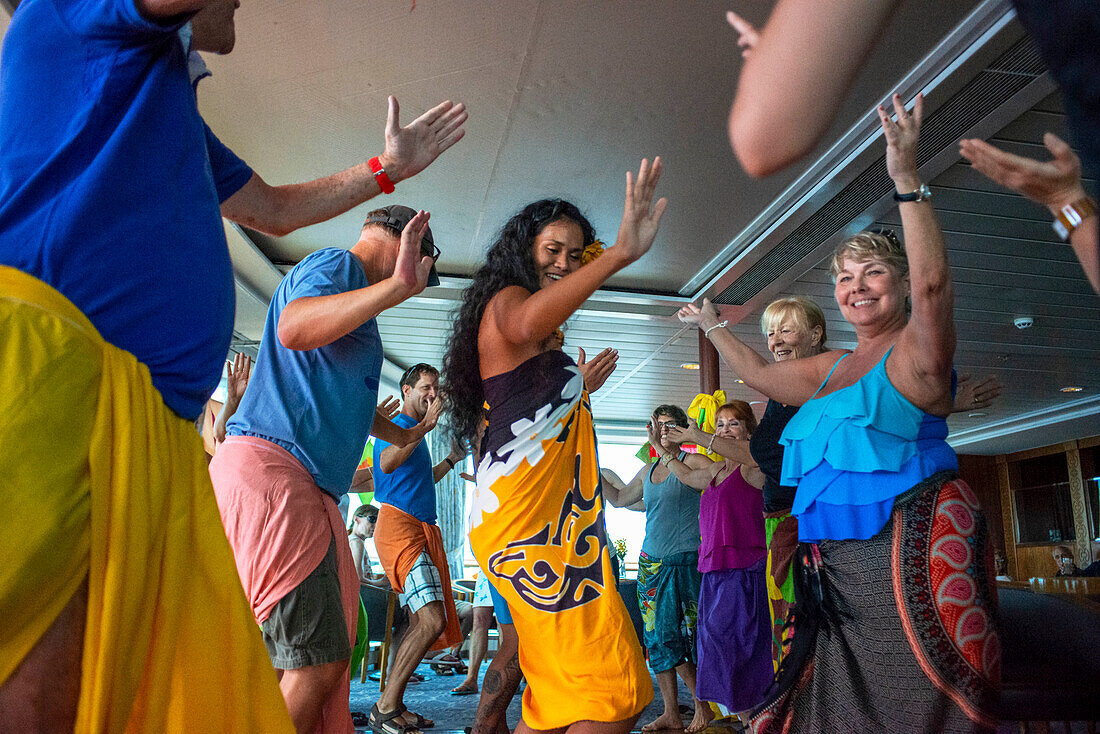 Polynesischer Tanzkurs auf dem Kreuzfahrtschiff Paul Gauguin. Frankreich, Französisch-Polynesien, Polynesien, Südpazifik.