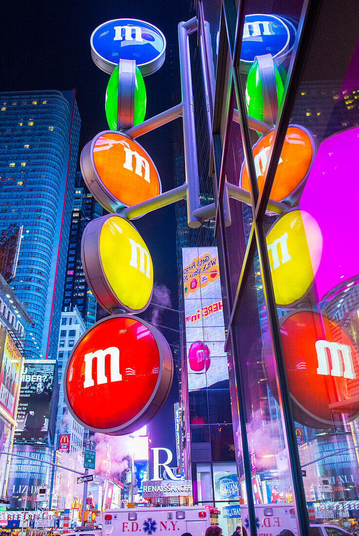Der M&M World Store am Times Square in New York. Der dreistöckige, 24.000 Quadratmeter große Laden ist der größte Süßwarenladen in New York.