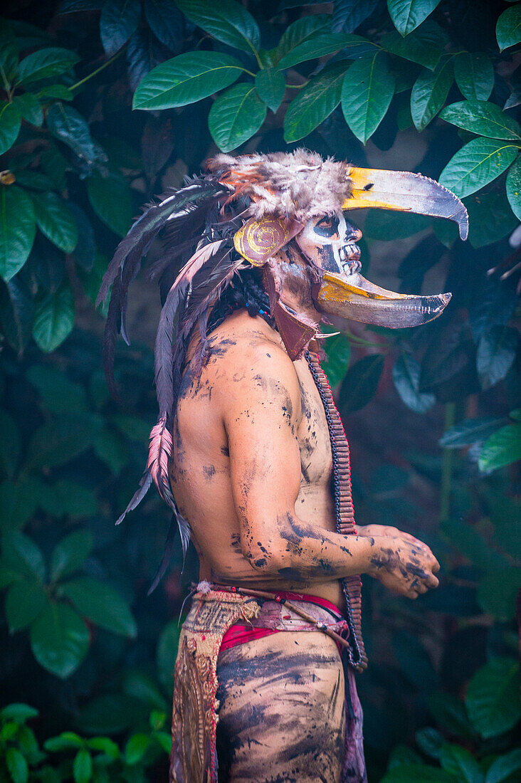 Amerikanischer Ureinwohner in traditioneller Tracht nimmt am Festival von Valle del Maiz in San Miguel de Allende, Mexiko, teil.