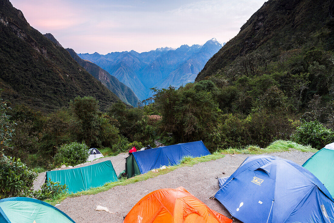 Zeltplatz bei Sonnenaufgang am Morgen des 3. Tages des Inkapfades, Region Cusco, Peru