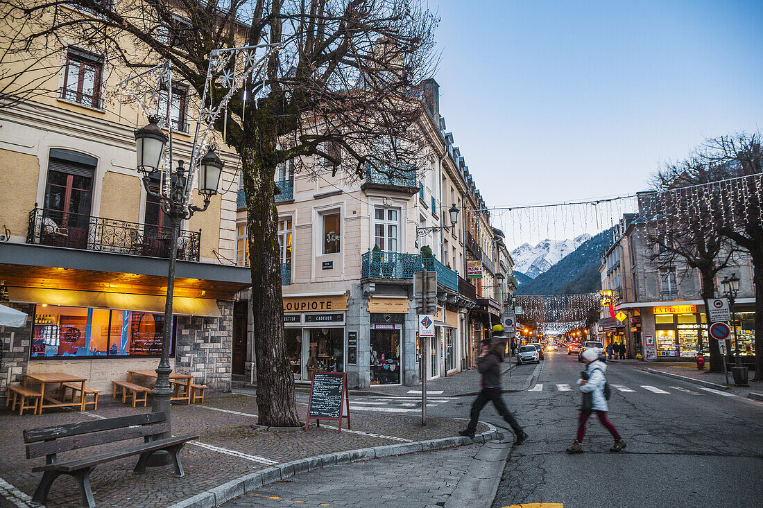 Allee d'Etigny Straße. Bagneres de Luchon. Haute-Garonne. Midi-Pyrenäen. Frankreich.