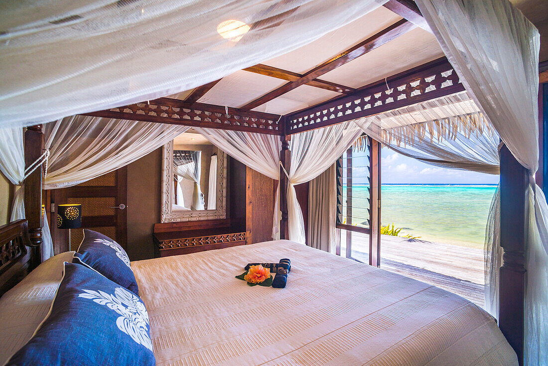 Schlafzimmer mit Meerblick über den tropischen Pazifik in einem Luxushotel in Muri, Rarotonga, Cookinseln