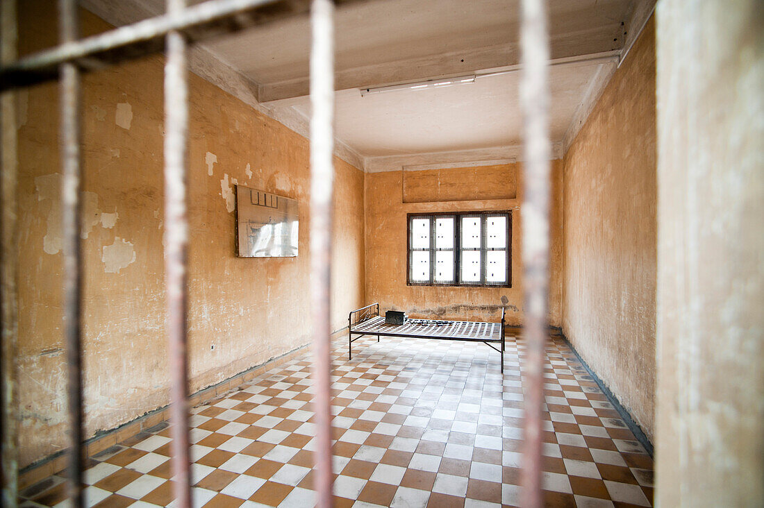 Folterraum im Völkermordmuseum Tuol Sleng (S-21-Gefängnis), Phnom Penh, Kambodscha. Das Tuol Sleng Genocide Museum (S-21 Prison) ist eine Schule, die während der Herrschaft der Roten Khmer in ein Gefängnis umgewandelt wurde, und ist eine äußerst interessante Möglichkeit, etwas über die schockierende Geschichte Kambodschas zu erfahren.